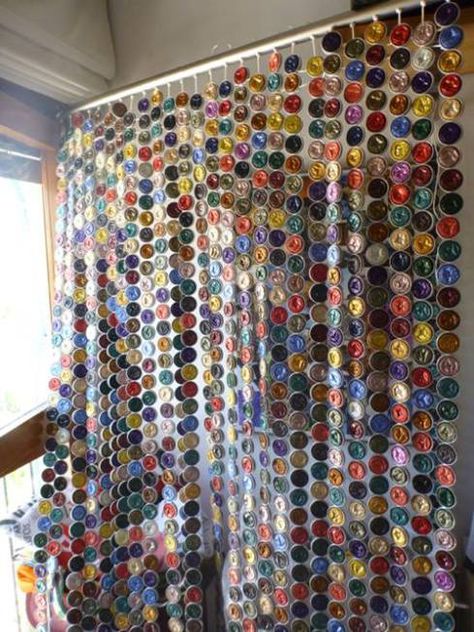 Cómo hacer cortinas con cápsulas Nespresso paso a paso 4 Coffee Pods Art, Paper Curtain, Plastic Bottle Tops, Nespresso Diy, Nespresso Pods, Curtain Styles, Bottle Cap Art, Nespresso Capsules, Bottle Cap Crafts