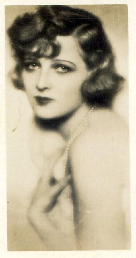 1930s Makeup, Types Of Beauty, 1930s Hair, Old Portraits, Makeup Guide, Vintage Makeup, Vintage Portraits, White Photo, Cute Makeup