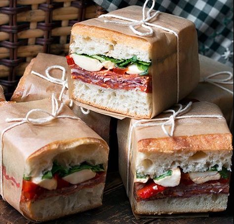 Italian Picnic, Picnic Sandwiches, Italian Sandwich, Gourmet Sandwiches, Summer Eating, God Mat, Perfect Picnic, Picnic Food, Picnic Foods