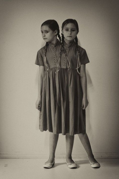 Twins Aesthetic, Twin Costumes, Spirit Week Outfits, Creepy Carnival, Twin Photography, Human Oddities, Conjoined Twins, Rare Historical Photos, Vintage Twins