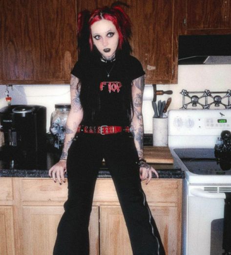 Sick New World Outfit, Mall Goth Hairstyles, Numetal Aesthetic, Mall Outfit Ideas, 2000s Punk Fashion, Mallgoth Outfits, Alternative Fits, Mall Goth Fashion, Mallgoth Aesthetic