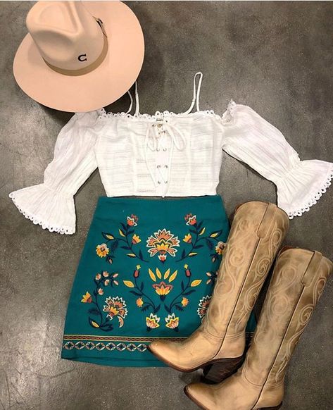 Tops @ale_accessories Hat and boots @elpotrerito Mexican Outfit Ideas, Country Girl Outfits, Jaripeo Outfits, Vaquera Outfits, Cute Cowgirl Outfits, Cowgirl Style Outfits, Fest Outfits, Southern Outfits, Fiesta Outfit