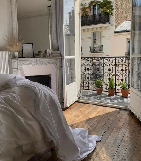 Geneva Apartment, Paris Apartment Aesthetic, Parisian Room, Pretty Houses, French Apartment, Apartment In Paris, Apartment Aesthetic, Parisian Apartment, London Apartment