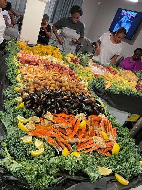 Seafood Boil For Large Crowd, Seafood Boil Ideas, Seafood Boil Table Set Up, Seafood Table Ideas, Seafood Feast Party Ideas, Seafood Boil Birthday Party, Crab Feast Party Ideas, Seafood Party Ideas For Birthday, Seafood Buffet Ideas Parties