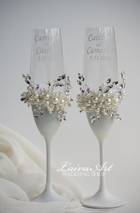 Glass decor ideas Bride And Groom Champagne Glasses Diy, Wedding Glasses Decoration, Wedding Glasses Diy, Personalized Wedding Glasses, Flowers Arrangements Ideas, Glass Decor Ideas, Wine Glasses Wedding, Simple Wedding Bouquets, Wedding Toasting Glasses