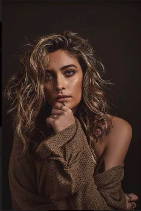 Paris Jackson Debuts Her First Solo Track 'Let Down' — Watch the Haunting New Music Video Michael Jackson Daughter Paris, Mj Kids, Michael Jackson Daughter, Manchester Orchestra, Paris Jackson, Jackson Family, The Jacksons, Let Down, Old Singers