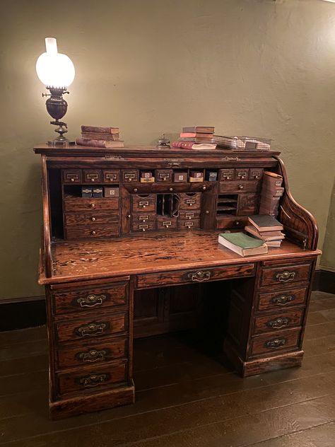 Vintage Bureau Desk, Old Desk Aesthetic, Vintage Computer Desk, Antique Desks Vintage, Vintage Corner Desk, Computer Room Aesthetic, Whimsigoth Desk, Old Money Desk, Vintage Closet Ideas