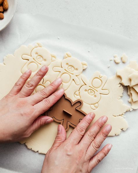 You're only six ingredients away from super cute crisp and rich buttery shortbread Rilakkuma bear cookies hugging a nutty almond heart. Rilakkuma Cookies, Kawaii Recipes, Random Desserts, Rilakkuma Bear, Kawaii Cookies, Almond Shortbread, Buttery Shortbread, Cookies Cake, Bear Cookies