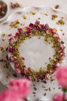 Persian Love Cake Wedding, Rose Petal Cake Decoration, Dried Flowers Cake Decoration, Edible Flowers Cake Decorating, Cake With Dried Flowers, Edible Flower Cake, Rose Petal Cake, Love Cake Recipe, Persian Love Cake