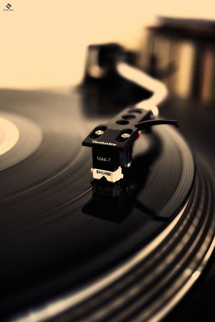 Photographie Portrait Inspiration, Music Images, Record Players, Vinyl Music, Dj Music, Music Aesthetic, Vintage Vinyl Records, I Love Music, Music Wallpaper