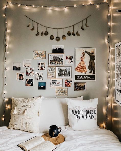 A great corner above your bed. Aesthetic Above Bed Decor, Room Corner Decor Ideas Aesthetic, Diy Above The Bed Wall Decor, Decorate Wall Above Bed, Wall Next To Bed Decor, Wall Decoration Above Bed, Corner Bed Decor Ideas, Corner Bed Wall Decor Ideas, Wall Decor For Bedroom Above Bed