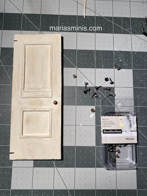 Dollhouse Windows, Miniature Door, Dollhouse Door, Cardboard Dollhouse, Dolls House Shop, Make A Door, Dollhouse Tutorials, Dollhouse Miniature Tutorials, Diy Barbie Furniture