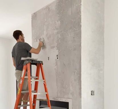 I love the look of concrete and it’s a great way to add an industrial or modern vibe to a room. However, adding a solid concrete wall or fireplace after the fact is usually not an option. But there is a way to achieve a really nice concrete look using Venetian plaster.In this tutorial, I’m going to show you how I created a concrete look on one of the fireplaces in my sister-in-law’s house using Venetian plaster.Use the Best PlasterBefore starting a plaster project, it’s important th… Diy Chimney Remodel, How To Concrete Fireplace, Plaster Look Paint, Plaster Wall Living Room, How To Venetian Plaster Walls Diy, Modern Plaster Walls, Venitian Plaster Fireplace, Concrete Plaster Wall, Diy Faux Plaster Fireplace