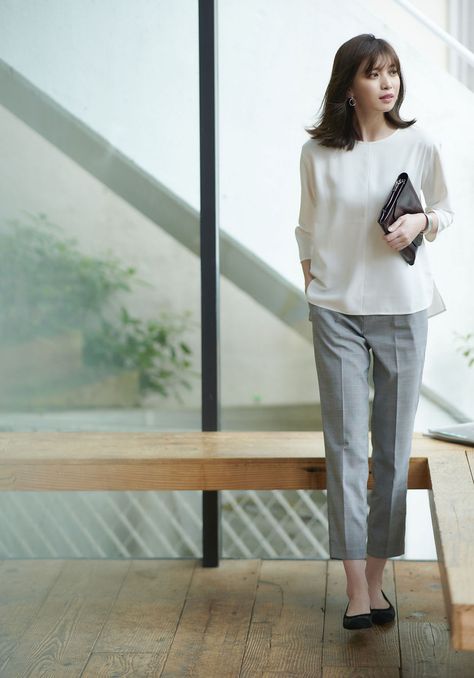 Uniqlo Fashion, Uniqlo Women Outfit, Office Wear Women Work Outfits, Uniqlo Outfit, Japanese Minimalist Fashion, Japanese Fashion Women, Fashion Professional, Fashionable Work Outfit, Minimalist Fashion Women