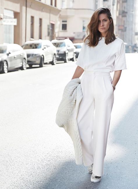 Minimal Stil, Minimalist Moda, Throbbing Headache, Moda Do Momento, Fashion Gone Rouge, 2024 Color, Woman In White, All White Outfit, Style Minimaliste