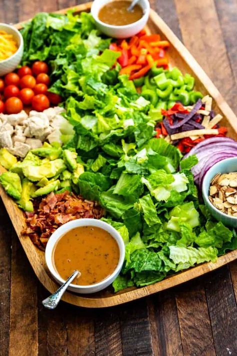 Salad Set Up Party Ideas, Charcuterie Board Salad Ideas, Panini Charcuterie Board, Small Salad Bar Ideas, Salad Platter Ideas Parties, Charcuterie Board Salad Bar, Make Your Own Salad Bar Party Ideas, Homemade Salad Bar, Charcuterie Board Salads