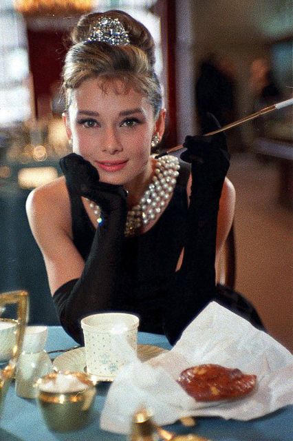 Breakfast At Tiffany's, Estilo Charleston, Iconic Halloween Costumes, Blake Edwards, Audrey Hepburn Photos, Audrey Hepburn Style, Last Minute Costumes, Hepburn Style, Breakfast At Tiffanys