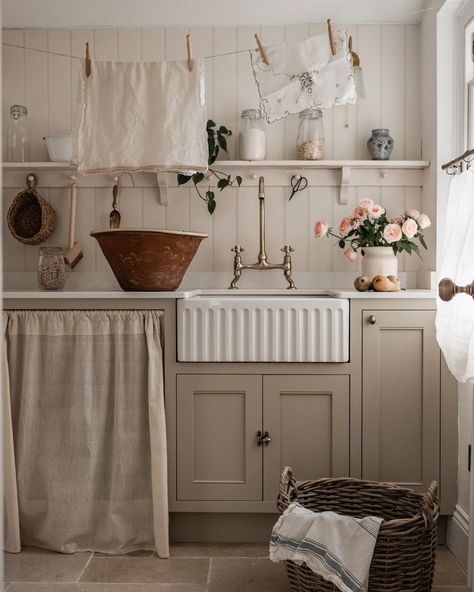 Victorian Home Laundry Room, Vintage Home Remodel Ideas, French Door Laundry Room, Country Style Laundry Room, Vintage Style Laundry Room, Modern Vintage Laundry Room, European Laundry Room, Nicola Huthwaite, French Country Laundry Room Ideas