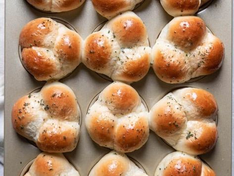 Cloverleaf Dinner Rolls, Clover Leaf Rolls, Easy Holiday Dinner, Herb Dinner Rolls, Herb Rolls, Rolls For Thanksgiving, Rhodes Dinner Rolls, Thanksgiving Rolls, Pumpkin Swirl Cheesecake