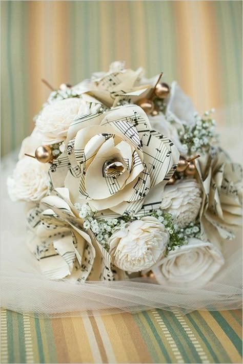 Music Paper Flowers, Paper Bouquet Wedding, Book Page Flowers, Diy Fleur, Fleurs Diy, Easy Paper Flowers, Paper Flower Wall Decor, Paper Flower Decor, Paper Flowers Wedding