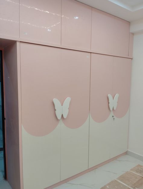 Pink And White Cupboards Bedroom, Pink White Wardrobe Design, Pink Wardrobe Design Bedroom, Kids Wardrobe Doors, Baby Almirah Designs, Wardrobe Design For Kids Room, Kids Wardrobe Internal Design, Pink Wardrobe Design, Kids Almirah Designs