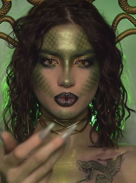 Snake Inspired Makeup, Snake Makeup Look, Medusa Makeup Ideas, Reptile Makeup, Crocodile Makeup, Lizard Makeup, Jungle Makeup, Snake Outfit, Jungle Goddess