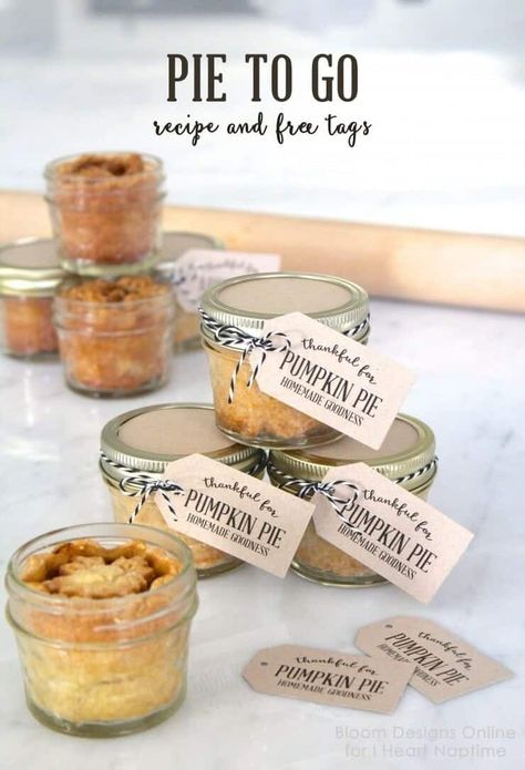 Mason Jar Pies To Go with Tags Jar Pies, Mason Jar Pies, Jar Desserts, Mason Jar Desserts, Market Booth, Dessert In A Jar, Thanksgiving Cookies, Free Printable Tags, Mason Jar Meals