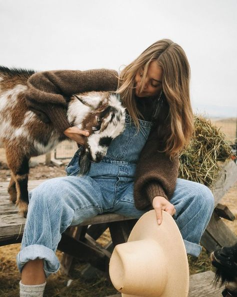 Farm Girl Outfits, Farm Family Pictures, Growing And Glowing, Farmer Outfit, Farm Women, Farm Fashion, Western Photoshoot, Female Farmer, Farm Clothes