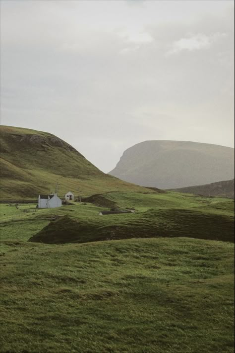 Scottish Mountains Landscapes, Autumn Scotland Aesthetic, Scotland Mountains Aesthetic, Scotland Countryside Aesthetic, Scotland Nature Aesthetic, Ireland Autumn Aesthetic, Mountain House Wallpaper, Highlands Of Scotland, Scotland Astethic