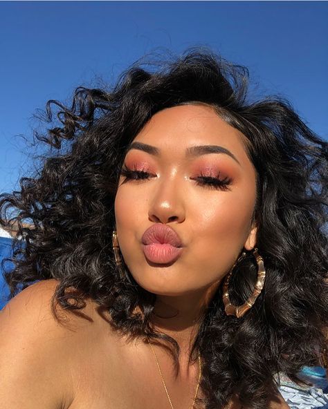 Too cute😩😍😍 . ( Follow @bl6ckgirls ❤️) #edgesonfleek #curls #poppin #glowing #glow #makeup #beauty #pretty #highlight #girlmagic #girlsrock… Blasian Makeup, Tropical Makeup Look, Asian Baddies, Grad Makeup, Dru Hill, Slay Girl, Glow Makeup, Natural Wedding Makeup, Glowy Makeup