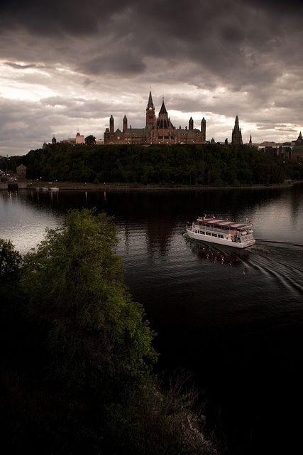 Excursion de bateau très prisée par les touristes qui visitent l'Outaouais. Photos provenant du site Flickr de William Self: http://www.flickr.com/photos/williamself/sets/72157630428316698/  ___________________    The Ottawa River and Parliament Hill by William Self, via Flickr Historical Architecture, Buildings Photos, Ottawa River, Lake Retreat, Canada Eh, Flickr Com, Winter Festival, Cool Countries, Beautiful Country