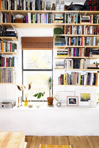 How One Domino Editor Used The Container Store’s Elfa Shelves to Transform Her Space Big Blank Wall, Bedroom Shelves, Elfa Shelving, Store Shelves, Custom Built Ins, Bookshelves Diy, Built In Bookcase, Craft Corner, Apartment Decorating