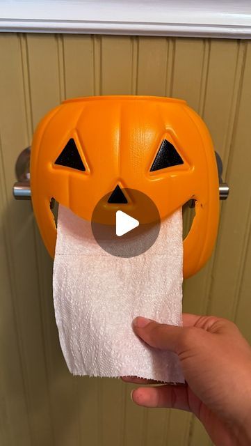 Brooklyn B on Instagram: "You need this for your bathroom 🎃🧻 #diy #halloween #homedecor #craft" Pumpkin Toilet Paper Cover, Toilet Paper Halloween Crafts, Halloween Bathroom Decorations, Office Treats, Bubble Diy, Halloween Bathroom Decor, Halloween Candy Bowl, Halloween Bathroom, Pumpkin Craft