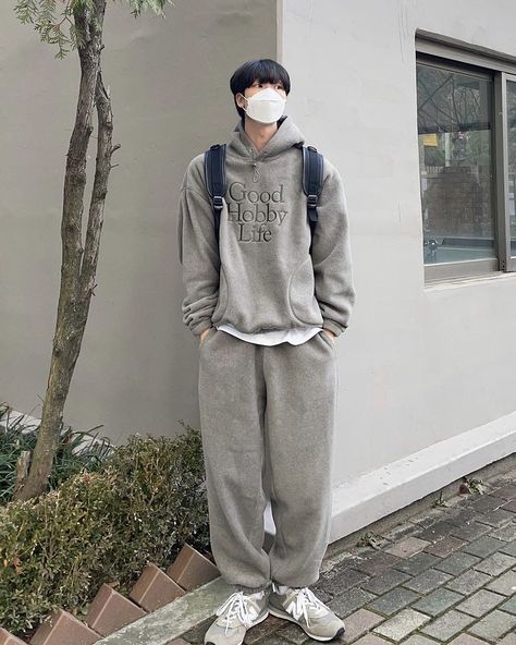 Dark Blue Sweatpants Outfit, Gray Sweatpants Outfit Men, Outfits With Grey Sweatpants, Outfits With Sweats, Sweatpants Outfit Men, Gray Sweatpants Outfit, Korea Street Style, Korean Street Fashion Men, Masculine Outfits