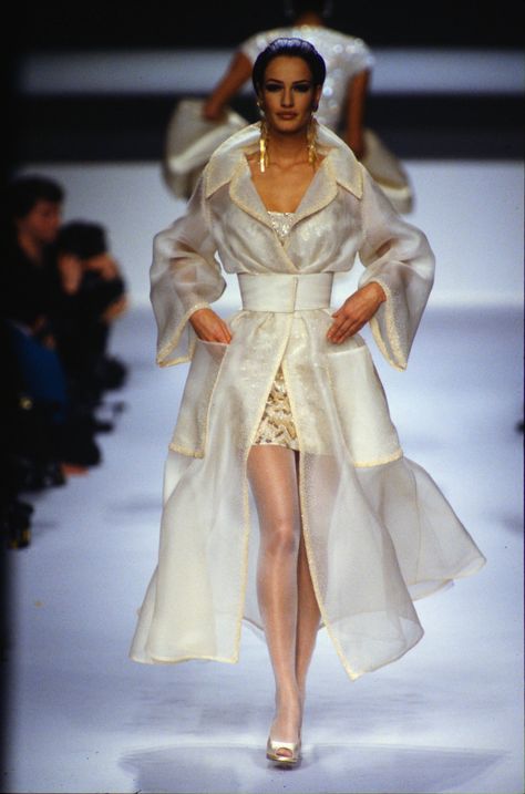 LANVIN Couture Runway Show S/S 1992 90s Outfit Inspiration, Vintage Runway Fashion, Karen Mulder, Claude Montana, 90s Runway Fashion, Runway Fashion Couture, Vintage Runway, 90s Fashion Outfits, Couture Runway