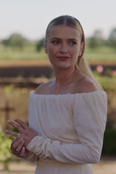 Camille Razat Hairstyle, Camille Emily In Paris Season 3, Camille Razat Hair, Camille Emily In Paris Hair, Emily In Paris Outfits Camille, Camille Razat Style, Camille Emily In Paris Outfits, Emily In Paris Camille, Emily In Paris Season 3