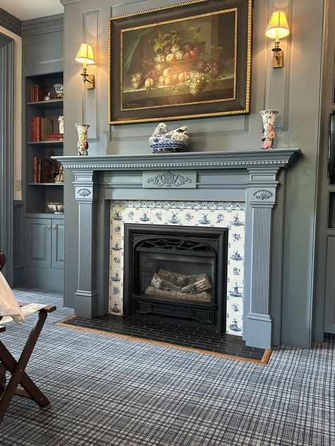 Colonial Family Room Ideas, Colonial Style Living Room Ideas, Historic Home Fireplace, Old New England Home Interiors, Antique Colonial House Interior Design, New England Fireplace, 1900 Home Interior, Living Room Molding Ideas, New England Cottage Interiors