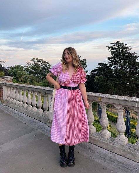 A moment for the dress pls 💕 keep swiping for the return of my fave jumper 🫶🏻 Dress is @molbythelabel (ad/pr) Transitional outfit, midi… | Instagram Dopamine Dressing Outfit, Laura Doyle, Fashion Midsize, Midsize Outfit, Autumn Outfit Ideas, Midsize Outfits, Outfit Autumn, Dopamine Dressing, Transition Outfits