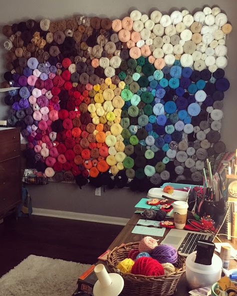 Can you say Yarn Goals? Take a look at this clever, gorgeous solution to organizing and displaying your huge yarn collection! Couture, Hanging Feather Decor, Diy Feather Decor, Yarn Display, Knitting Room, Crochet Organizer, Yarn Organization, Yarn Wall Art, Dream Craft Room