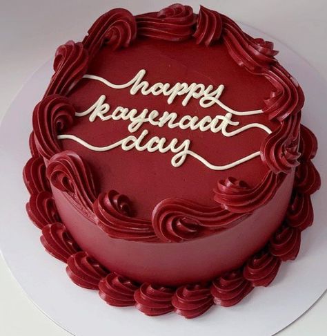 Burgundy Cake Birthday Simple, Pastel Color Vino, Dark Red Birthday Cake, Red Colour Cake, Red Birthday Cake Aesthetic, Circle Vintage Cake, Red Color Cake, Burgundy Birthday Party Ideas, Red Bday Cake