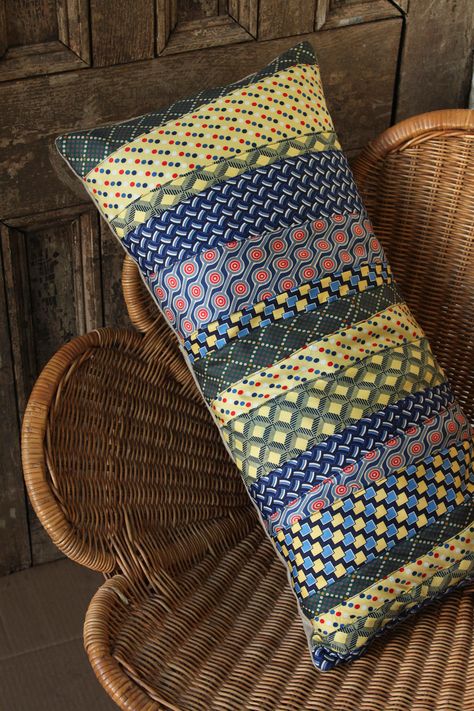 Necktie Pillow  •  Free tutorial with pictures on how to make a recycled cushion in under 120 minutes Neck Tie Projects, Old Neck Ties, Necktie Quilt, Tie Pillows, Necktie Crafts, Tie Ideas, Old Ties, Memory Projects, Tie Quilt