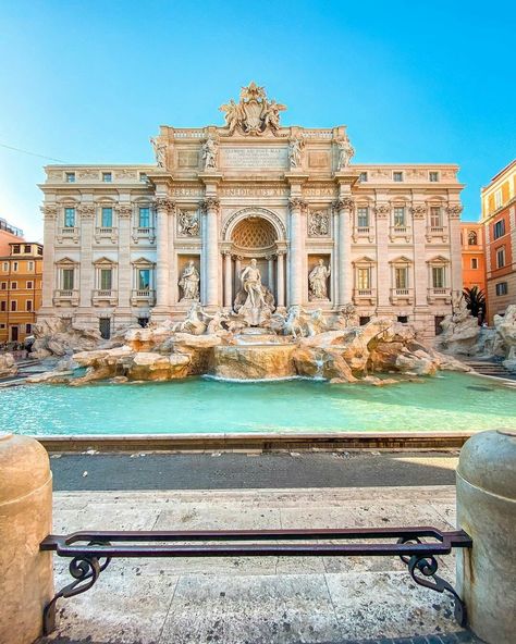 Rome Fontana Di Trevi, Rome Fountain Trevi, Trevi Fountain Pictures, Trevi Fountain Aesthetic, Fountain Trevi, Italy Trevi Fountain, Rome Fountain, Italy Landmarks, Italy Fountain