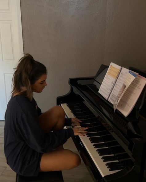 Piano Girl Aesthetic, Piano Girl, Playing Piano, Foto Poses, Billy Joel, Music Aesthetic, Brunette Girl, Girls Play, The Piano