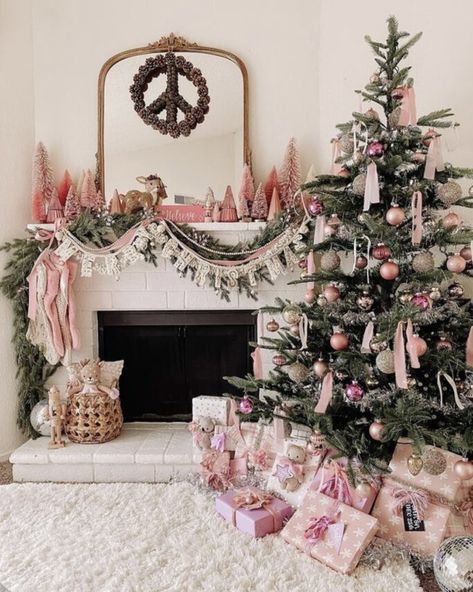 Christmas Fireplace Mantels, Pink Xmas, Christmas Decor Inspiration, Pink Christmas Decorations, Christmas Mantel Decorations, Christmas Interiors, Christmas Tree Inspiration, Pink Christmas Tree, Christmas Fireplace