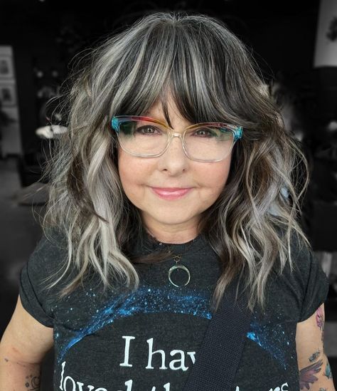 30 Coolest Ideas on Gray Blending for Dark Hair - Hair Adviser Gray Blending, Gray Balayage, Grey Hair Inspiration, Hair Adviser, Silver Highlights, Transition To Gray Hair, Blending Gray Hair, Gray Hair Highlights, Permanent Hair Dye