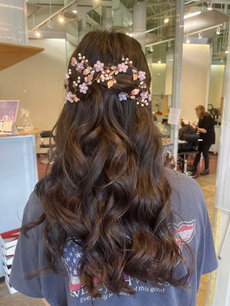 Formal Hairstyles Flowers, Tangled Inspired Prom Hair, Rupunzle Hairstyle, Quince Flower Crown, Quiencenara Hairstyles, Hair Down With Flowers, Prom Hair With Flowers, Hair Styles With Flowers, Debut Hairstyles