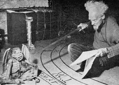 Dr Gerald Gardner Creepy Old Photos, Images Terrifiantes, Pet Lion, Wiccan Rituals, Creepy Photos, Creepy Pictures, Weird Pictures, Coven, Old Man