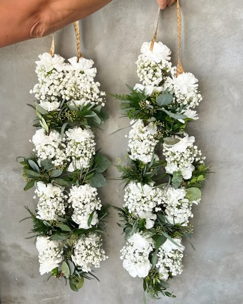 Hindu Flower Garland, White And Green Garland Wedding Indian, White And Green Varmala, White And Green Indian Wedding Decor, Green Indian Wedding Decor, Flower Garland Wedding Brides, Green Garland Wedding, Gajra For Bride, Hand Gajra For Bride