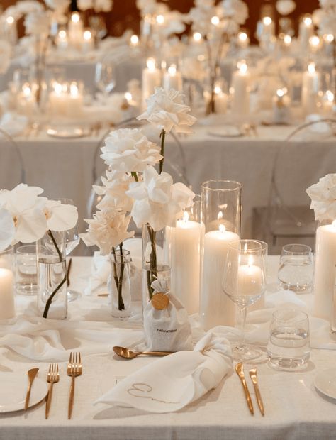 Pillar Candles Wedding, Wedding Candles Table, White Weddings Reception, White Wedding Decorations, Tafel Decor, Candle Wedding Centerpieces, White Wedding Theme, Candle Wedding Decor, All White Wedding