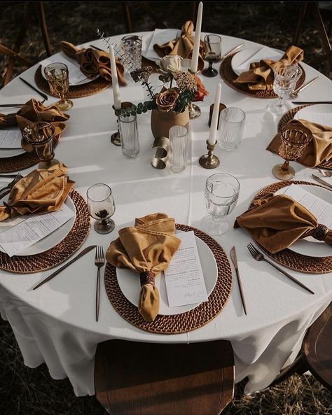 Brown Decorations Party Table, Brown And White Table Setting, Brown Charger Plates Table Settings, Boho Glam Table Setting, Boho Wedding Table Decorations Reception Ideas, Gold Charger Plates Wedding Boho, Boho Plate Setting Wedding, White And Beige Table Decor, Boho Wedding Plates